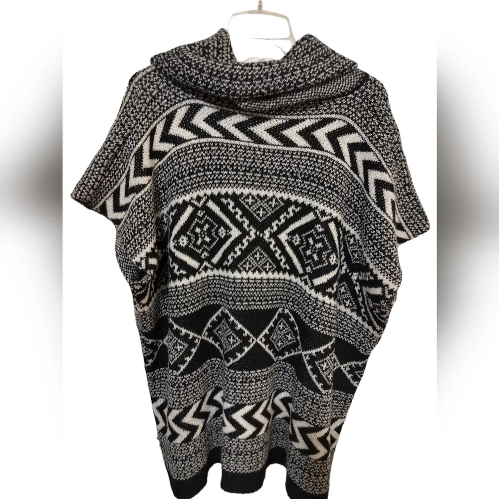 1768) Love Crazy Women's Aztec Style Oversized Poncho Sweater - Picture 4 of 6